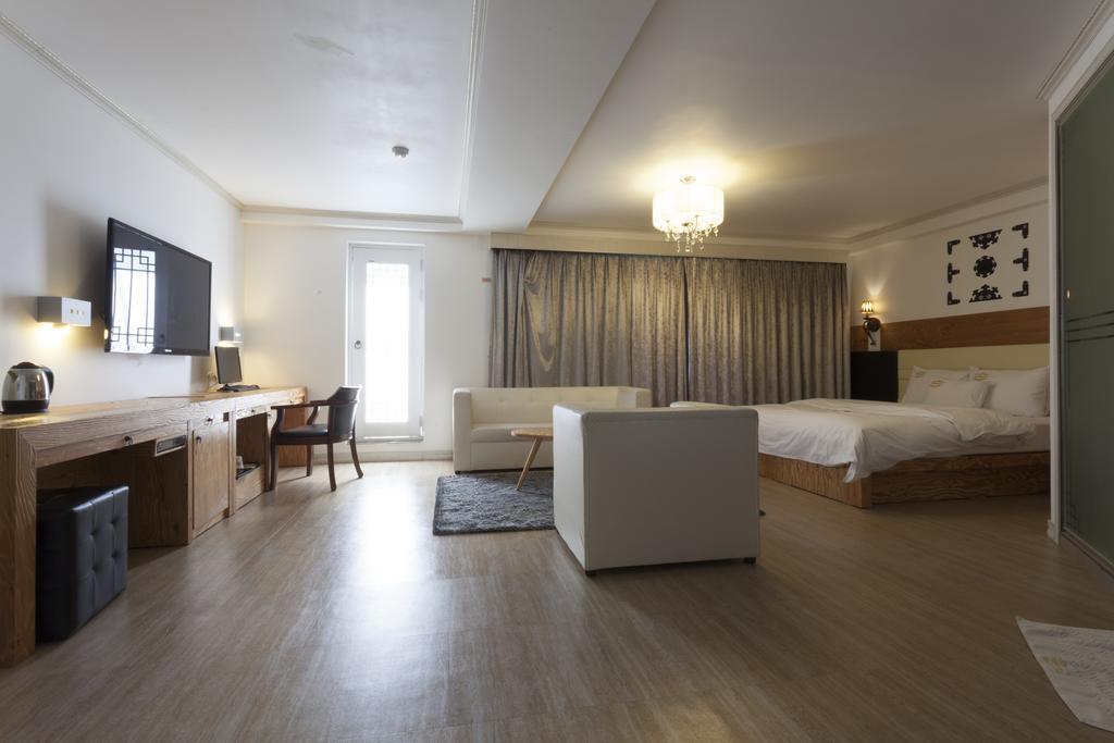 J-Top Hotel Siheung Rum bild