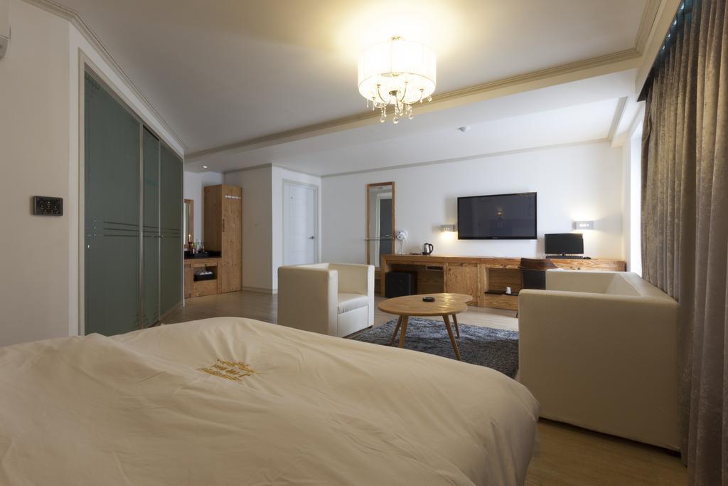 J-Top Hotel Siheung Rum bild